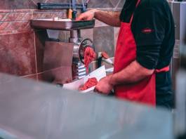 Wilki do mięsa, czyli maszynka do mielenia mięsa w restauracyjnej kuchni. Jak ją wybrać?