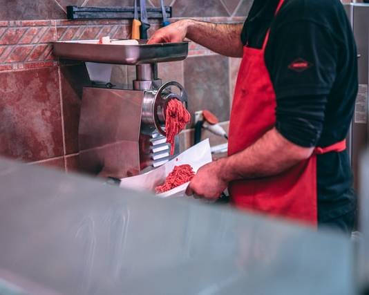 Wilki do mięsa, czyli maszynka do mielenia mięsa w restauracyjnej kuchni. Jak ją wybrać?