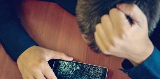 zepsuty smartfon - skąd wziąć pieniądze na naprawę